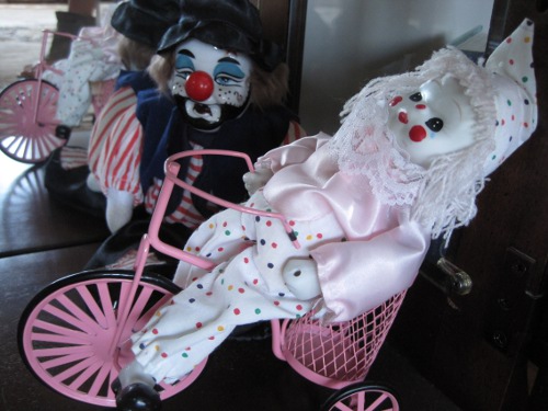how_to_decorate_vintage_10 clown figurines