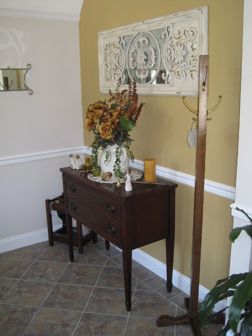 how_to_decorate_vintage_3 foyer decorated with vintage