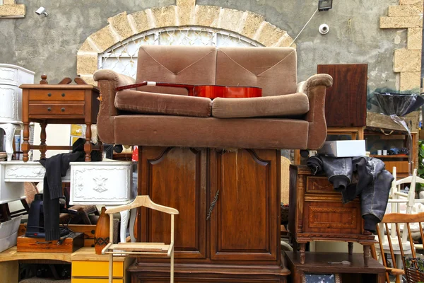 Old furniture and other staff at Jaffa flea market, Tel Aviv — Stock Photo, Image