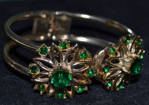 vintage holiday accessories emerald green stone bracelet