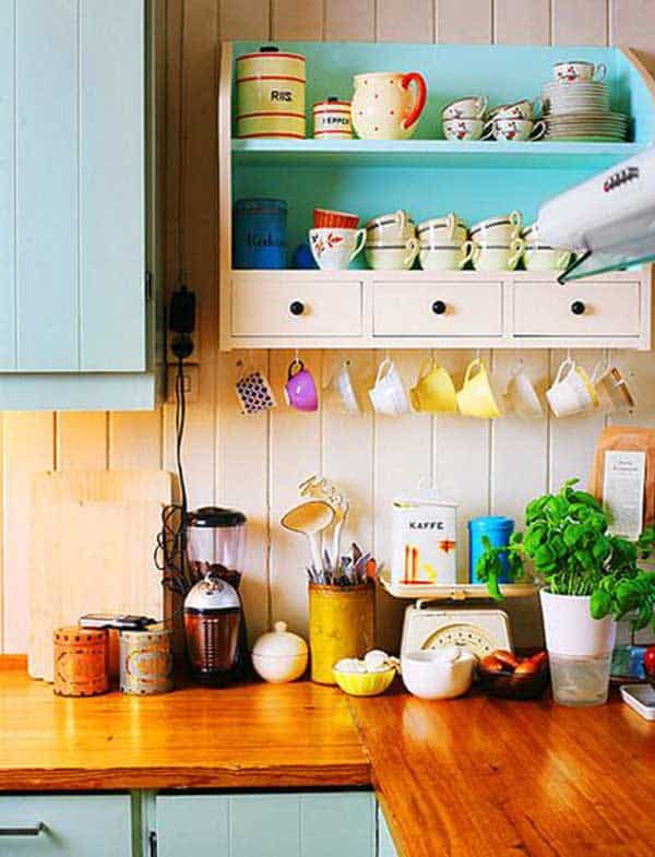Add Color To Your Kitchen With These 5 Vintage Decorations