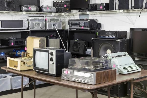 Interior Thrift Store with Vintage Electronics — Stock Photo, Image