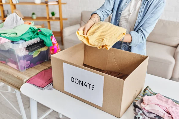 Partial View Young Tattooed Woman Holding Yellow Jumper Carton Box — Stock Photo, Image