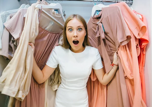 Beauty girl in fashion store — Stock Photo, Image