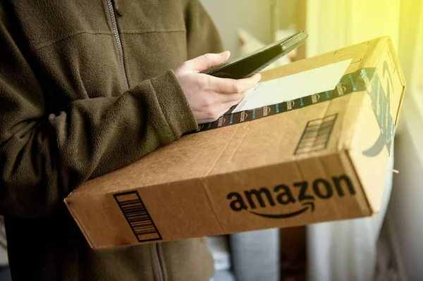 UPS parcel delivery woman scanning parcel from Amazon online ret — Stock Photo, Image